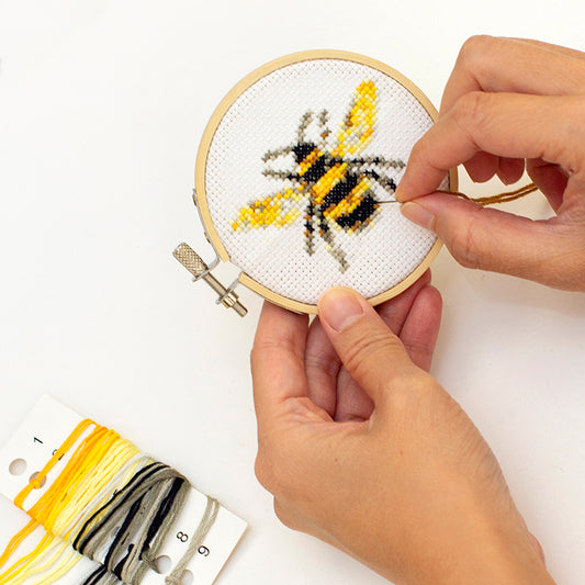 BEE MINICROSS STITCH EMBROIDERYKIT